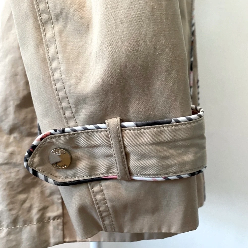 Classic Guess Belted Trench Coat size Double breasted with snap buttons.Size XS